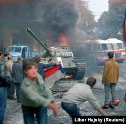 Чехи строят изгороди и атакуют советские танки перед зданием Чешского радио в Праге.  1968 год