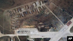 Спутниковые снимки российской авиабазы ​​в оккупированном Крыму до и после мощных взрывов (фотогалерея)