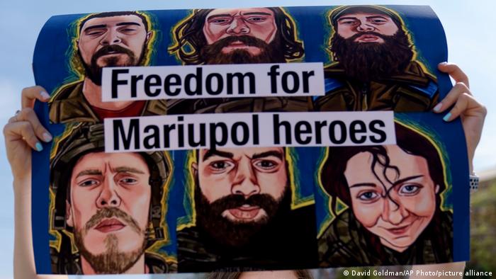 Плакат з акції на підтримку захисників Маріуполя, які потрапили до російського полону.