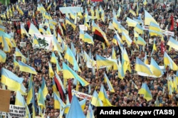 Киев, 30 сентября 1990г.  Митинг, на котором призывали к выходу Украины из состава СССР.  Кроме сине-желтых флагов, развеваются и красно-черные
