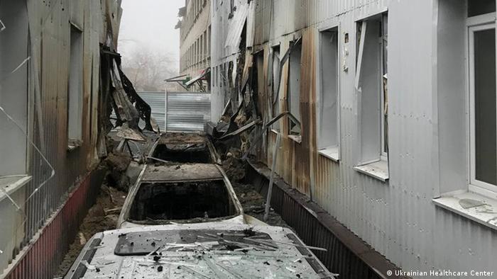 Пошкоджена будівля лікарні у Волновасі