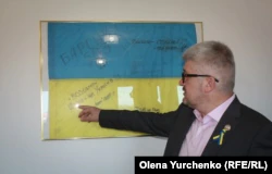 Посол Украины в Королевстве Швеция Андрей Плахотнюк демонстрирует флаг 503-го отдельного батальона морской пехоты