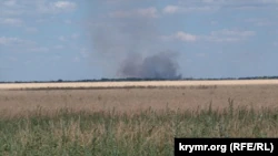 Черный дым после обстрела на линии столкновения в районе села Потемкино, Херсонская область