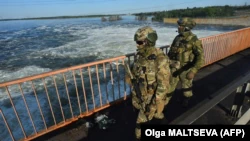 Российские военные на автомобильном мосту возле Каховской ГЭС, недалеко от Новой Каховки