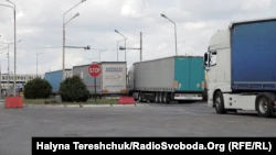 По 5-6 часов ждут грузовики на пункте пропуска «Краковец», чтобы их пропустила польская сторона