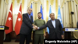 Слева направо: президент Турции Тайип Эрдоган, президент Украины Владимир Зеленский и генсекретарь ООН Антониу Гутерриш во время совместной пресс-конференции.  Львов, 18 августа 2022 года