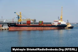 Судно грузится зерном в Одесском порту.  28 августа 2022 года