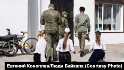 Дети в школа учатся рядом с российскими военными.