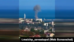 Столб дыма после громкого взрыва в районе штаба Черноморского флота РФ в Севастополе, 20 августа 2022 года