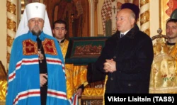 Глава Латвийской православной церкви (ЛПЦ) Александр (Кудряшов) и мэр Москвы Юрий Лужков (справа) в Рижском Христорождественском православном соборе.  Рига, Латвия, 9 ноября 2002 года