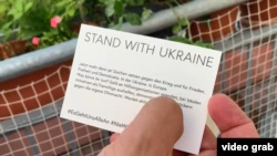 Немецкий фотограф Симон Кой распечатал уже тысячи визиток с призывом помогать Украине