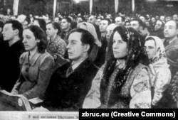В зале заседания Народного собрания Западной Украины во Львове.  Львов, октябрь 1939 года