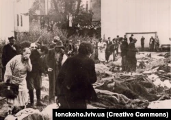 Львовяне ищут среди расстрелянных своих родных во дворе тюрьмы на Лонцкого.  3 июля 1941 года