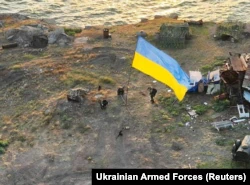 Украина.  Остров Змеиный, украинские военные устанавливают флаг на острове, 7 июня 2022