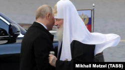 Президент России Владимир Путин (слева) и Московский патриарх Кирилл