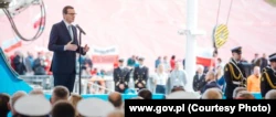 Премьер-министр Польши Матеуш Моравецкий выступает на торжественной церемонии открытия канала через Вислинскую косу.  Польша, 17 сентября 2022 года