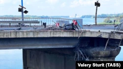 Повреждение автомобильного моста у оккупированной Каховской ГЭС после одного из ударов ВСУ.  Каховская ГЭС расположена недалеко от Новой Каховки на Херсонщине.