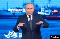 Владимир Путин выступает на Восточном экономическом форуме в Владивостоке.  7 сентября 2022 года
