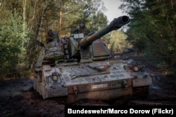 По контракту с Украиной Германия должна поставить для ВСУ 100 гаубиц PzH2000, но в Берлине до сих пор не готовы передавать отдельные виды оружия