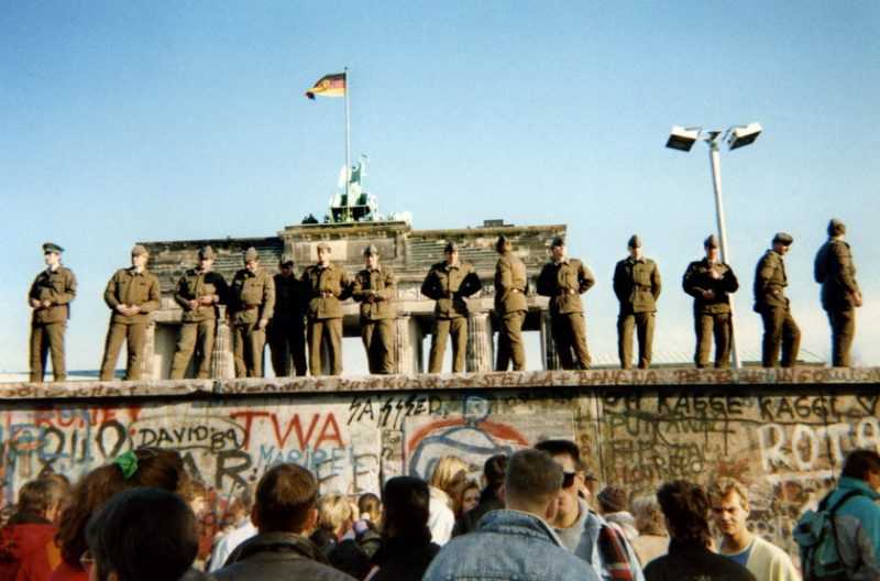 Листопад 1989 року, стіна все ще стоїть, а східнонімецькі солдати охороняють хребет між Сходом і Заходом на ній