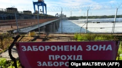 Каховская ГЭС и автомобильный мост возле нее.  У Новой Каховки, Херсонская область, 20 мая 2022 года