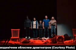 Выехавшие из Мариуполя художники выступают на сцене Закарпатского областного музыкально-драматического театра.  Премьера спектакля 