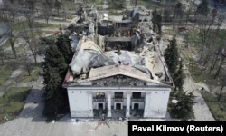 Драмтеатр в Мариуполе после бомбового удара армии России, 16 марта 2022 года