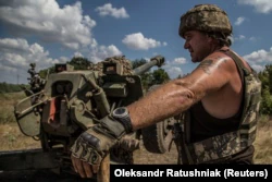 Украинский военнослужащий у гаубицы Д-30 на линии фронта Николаевской области.  Украина 13 августа 2022 года