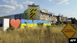 Вид на бывший торгово-развлекательный центр Fabrika в Херсоне, который получил повреждения в результате действий российских военных 5 марта.  Херсон, 20 июля 2022 года
