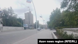 На пустых улицах Мелитополя одни российские триколоры