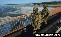 Российские военные на автомобильном мосту возле Каховской ГЭС Херсонской области
