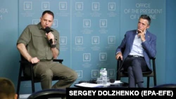 Глава Офиса президента Украины Андрей Ермак (слева) и бывший генеральный секретарь НАТО Андерс Фог Расмуссен во время общения со СМИ после раунда переговоров по разработке Киевского договора безопасности.  Киев, 13 сентября 2022 года