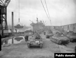 Лендлиз во времена Второй мировой: британские танки «Матильда» загружаются на военный корабль, направляющийся в СССР