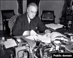 Президент США Франклин Рузвельт подписывает Закон о ленд-лизе в 1941 году