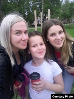 Вероника, Елена Суслова (слева) и мама Виктория (справа)
