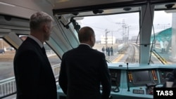 Президент России Владимир Путин на поезде едет по Керченскому мосту, 23 декабря 2019 года