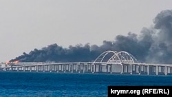 Взрыв на Крымском мосту: охваченные огнем цистерны и паника в Крыму (фотогалерея)