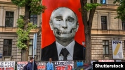 Изображение президента России Владимира Путина, авторства художника Кришса Салманиса, установлено напротив российского посольства в Латвии.  Рига, 9 июля 2022 года