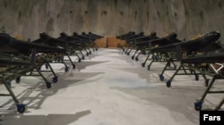 Дроны-камикадзе Shahed-136 в подземном хранилище в Иране.  Тегеран начал производство этих беспилотников в 2020 году и некоторые эксперты сомневаются, что за это время иранцы смогли изготовить тысячи этих дронов, что поставить их так много России для войны против Украины.  Фото марта 2022 года