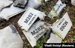 Части иранского беспилотника-смертника Shahed-136, найденные после удара РФ в Харькове, 6 октября 2022 года.  Россия переименовала это иранское оружие в «Герань-2»