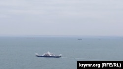 Российский паром в Керченском проливе после взрыва на Керченском мосту, Керчь, 9 октября 2022 года