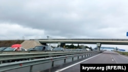 Затор перед Керченским мостом на въезде в Керчь, Крым, 9 октября 2022 года
