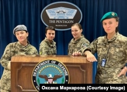 Ярина Черногуз (крайняя справа) в Пентагоне.  Вашингтон, США, сентябрь 2022 года