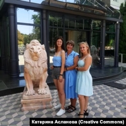 Екатерина с мамой и сестрой возле МГУ в Одессе