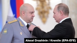 Генерал-полковник Сергей Суровикин и президент РФ Владимир Путин (справа)