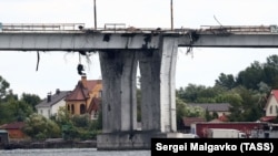 Поврежден Антоновский автомобильный мост через реку Днепр возле Херсона
