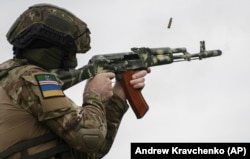 Боец батальона имени Джохара Дудаева, который воюет на стороне Украины в войне с Россией во время подготовки к Киеву, 27 августа 2022 года