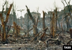 Российские войска полностью уничтожили чеченскую столицу Грозный во время Первой чеченской войны.  Фото января 1995 года