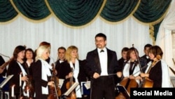 Юрий Керпатенко с оркестром театра, фото из личного фейсбука музыканта