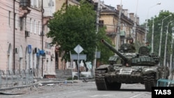 Российские военнослужащие на танке на одной из улиц Мариуполя, май 2022 года
